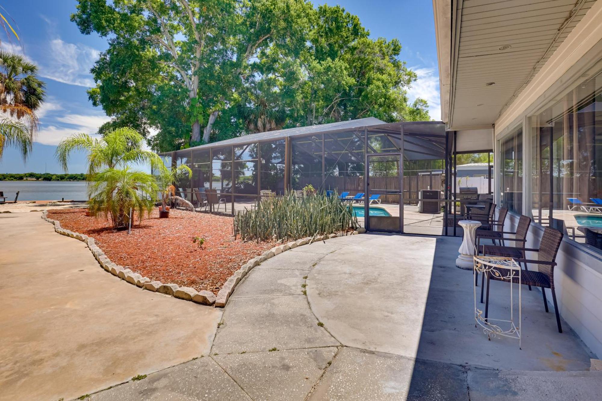 Waterfront Gem With Pool, Dock And Lanai In Tampa! Villa Exterior photo